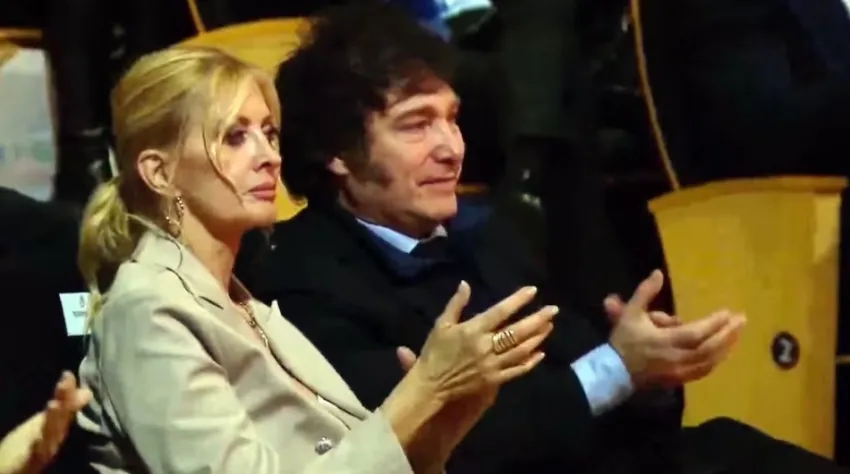 Pareja confirmada: Javier Milei y «Yuyito» González se dieron su primer beso en público