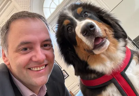 Manuel Adorni le dio la bienvenida a la Casa Rosada a Thor, el nuevo integrante de cuatro patas