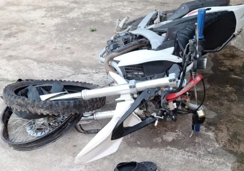 Un motociclista perdió el control y terminó impactando contra una casa: una mujer de 32 años murió