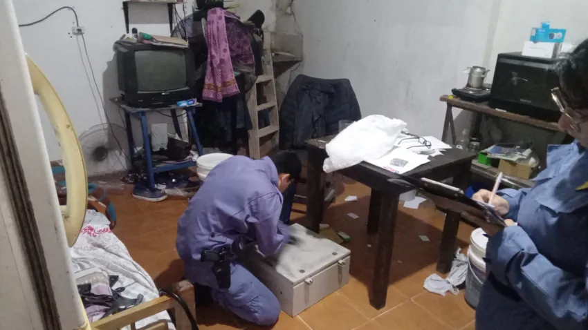 Delincuentes armados irrumpieron en un hotel, maniataron a los trabajadores y se llevaron dólares