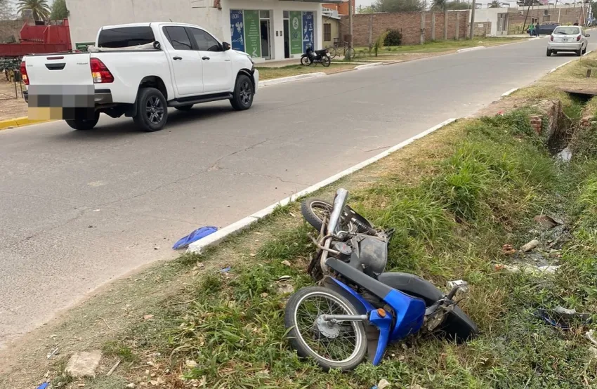 Accidente de tránsito en Villa Ángela entre una moto y una camioneta: una mujer resultó herida