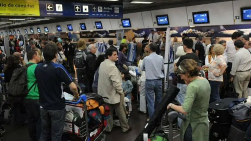 El Gobierno acusa «paros extorsivos», mientras se demoran y reprograman vuelos en todo el país
