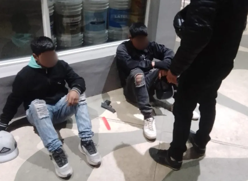 Dos adolescentes de apenas 14 años recorrían el centro de Resistencia con una réplica de arma de fuego