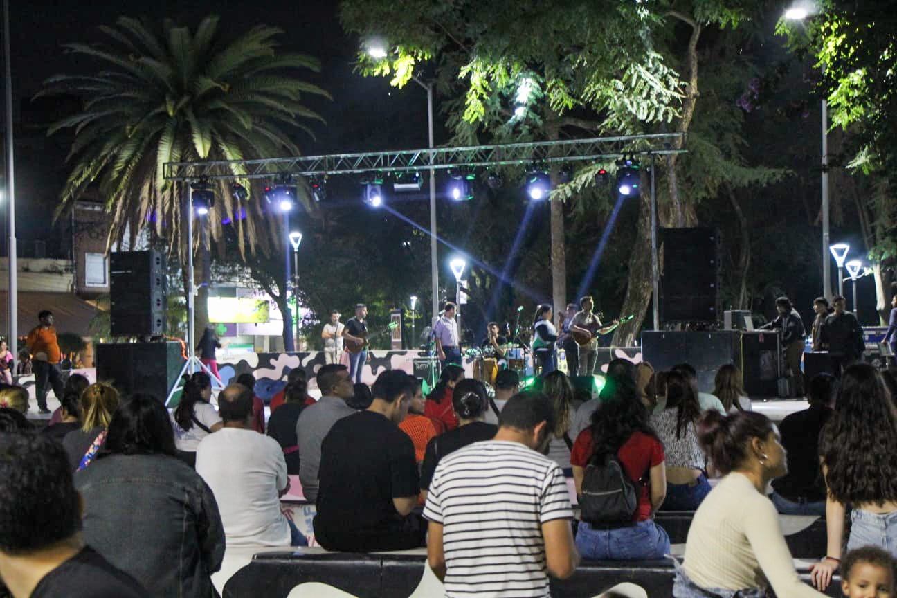 Resistencia:  Black Friday La Plaza 25 de mayo se vistió de fiesta