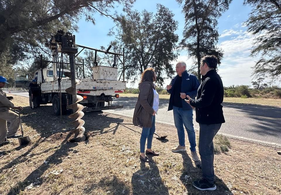 El gobierno provincial instala nueva iluminación en el acceso a Santa Sylvina