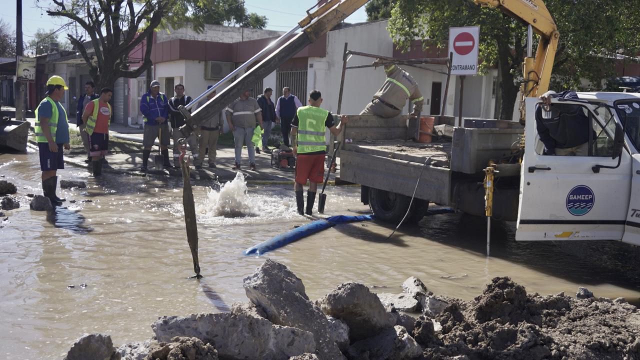 Resistencia: se reparó la rotura de caño en una obra de pavimento sobre Av. 9 de Julio