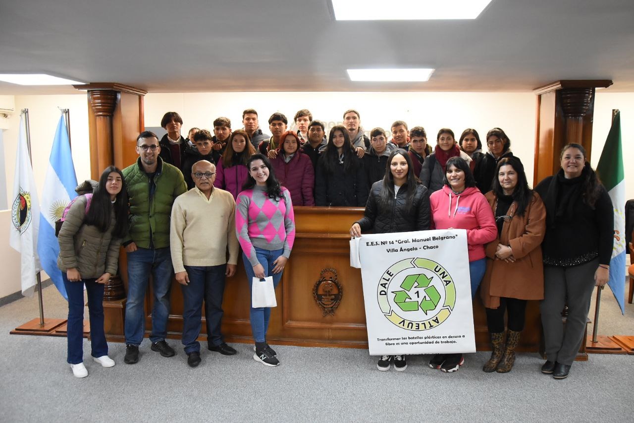 77 estudiantes de Villa Ángela visitaron la Legislatura y desde las bancas de los diputados aprendieron cómo se sancionan las leyes