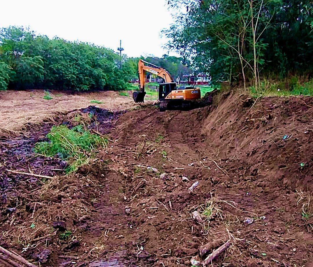 Avanza el Plan del Gobierno Provincial para el mantenimiento de canales rurales, terraplenes y cursos de agua