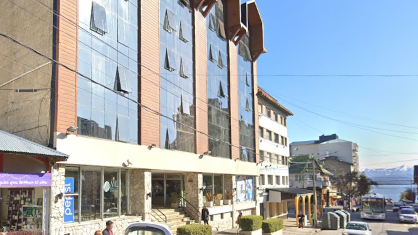 Una estudiante denunció que fue abusada por tres jóvenes en un hotel de Bariloche