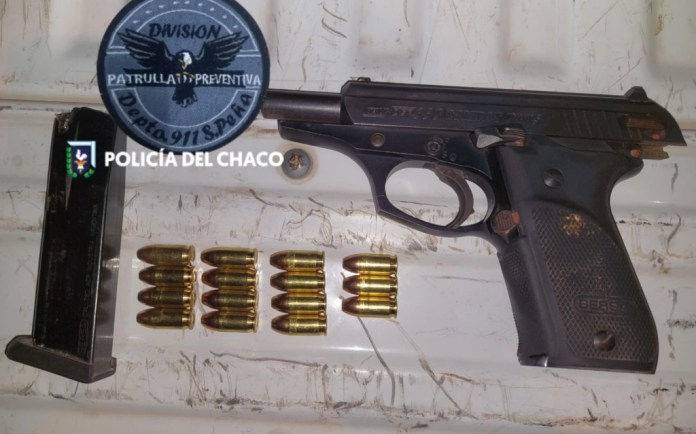 Vendía un arma por el barrio hasta que vio a la policía y la arrojó a un pastizal