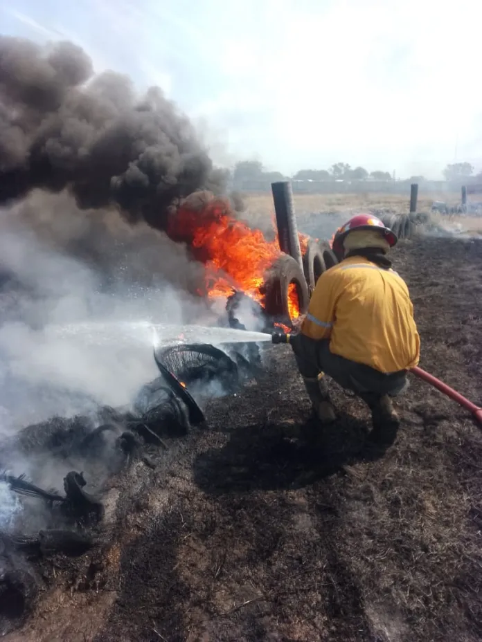 San Martín: bomberos sofocan incendio que se propagaba hasta una planta de gas