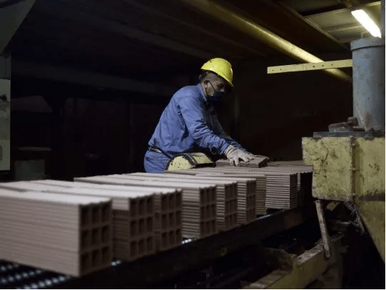 La actividad económica cayó casi un 5% en lo que va del año, pero repuntó en julio