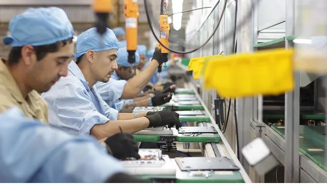 La industria bajó casi un 6% en julio en la comparación interanual