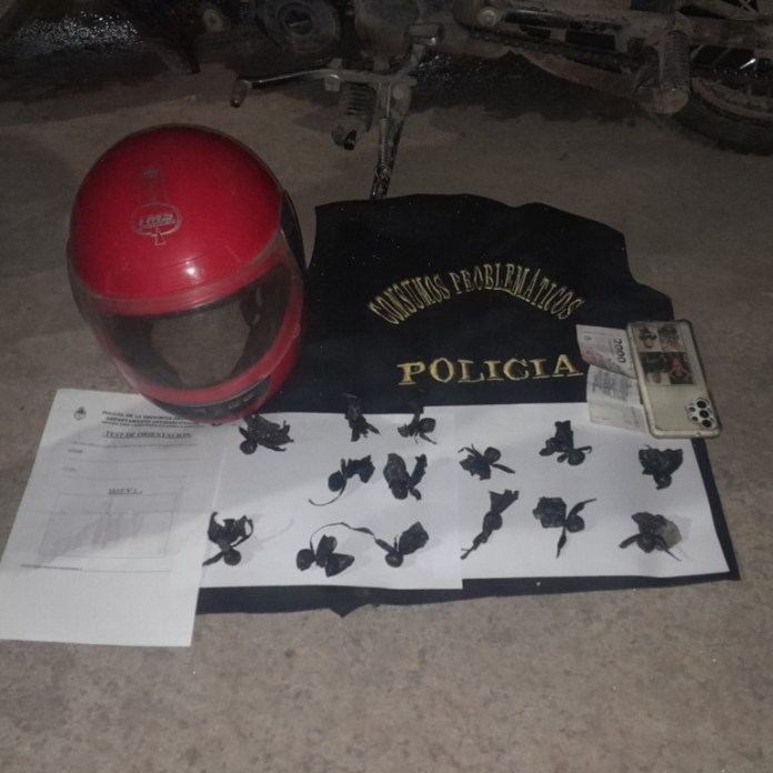 Andaba en moto con 14 dosis de marihuana en el casco