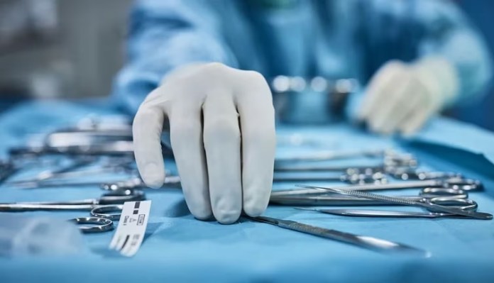 El Gobierno analiza dar de baja al menos 60 prepagas e intervenir obras sociales