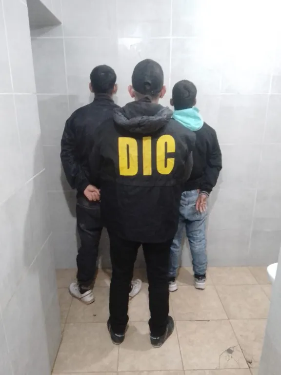 En inmediaciones del Parque 2 de febrero detuvieron a dos menores con un arma de juguete