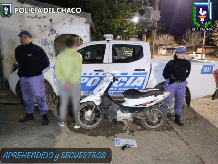 Vieron a la policía y aceleraron, cayeron de la moto pero solo uno pudo escapar