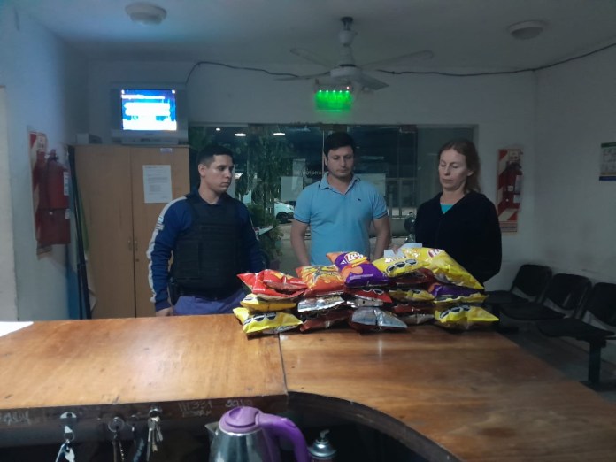 Rompió la vidriera, se cortó la mano y robó varios paquetes de papitas