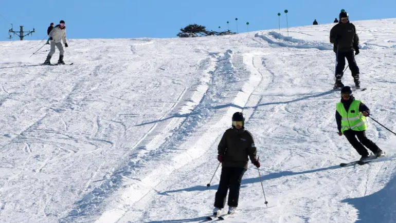 Tragedia en el cerro Batea Mahuida: una ex concejala murió tras un accidente mientras esquiaba