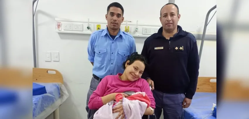 Policías héroes: oficiales ayudaron a una mujer a dar luz y salvaron a la bebé con RCP camino al hospital