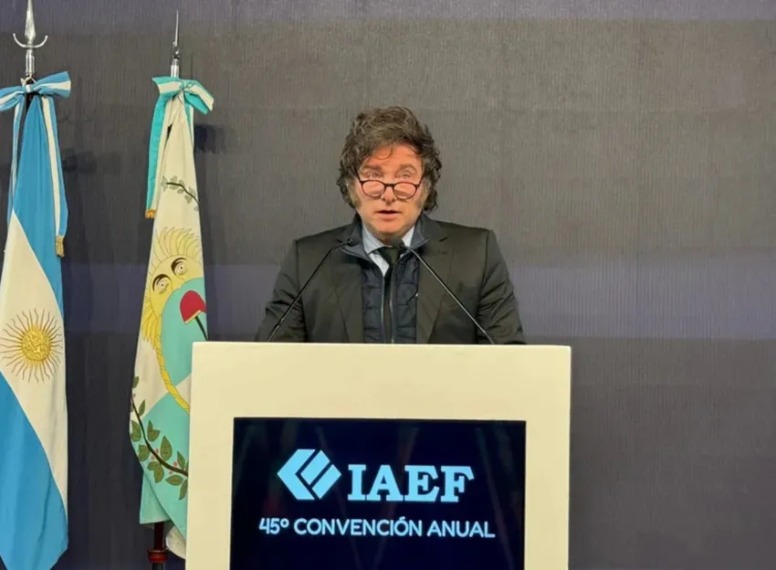 Milei disertó en el Congreso del IAEF y le respondió a CFK luego de su cruce en X: «Saludos, Cris, esto va para vos»