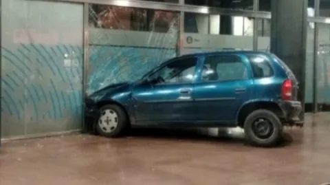 Cliente insatisfecho: le negaron un crédito y estrelló el auto contra las oficinas del banco