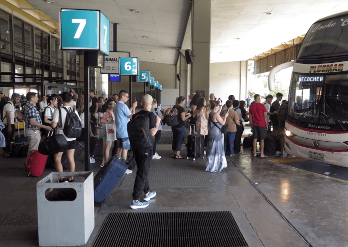 Milei prepara la desregulación de los colectivos de larga distancia y podría liberar el precio de los boletos