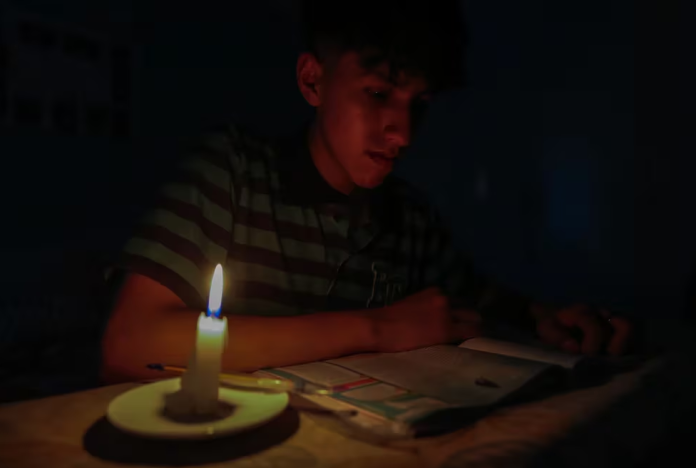 Ecuador comenzó a implementar el racionamiento eléctrico debido a la crisis energética y la sequía