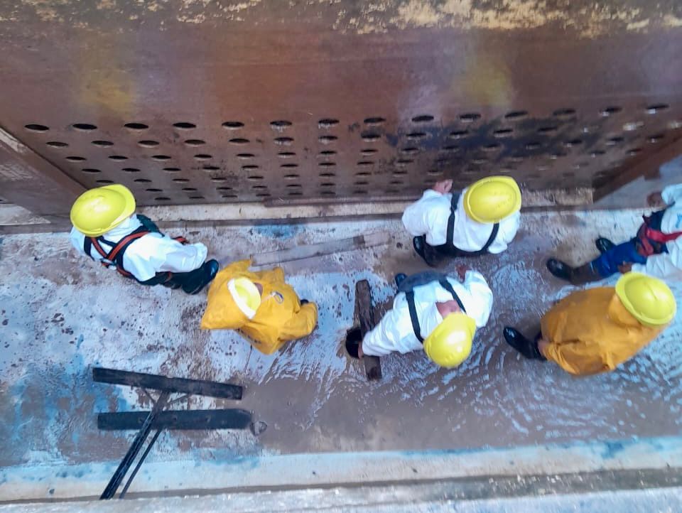 Barranqueras: SAMEEP realiza limpieza de decantadores para mejorar la producción de agua potable