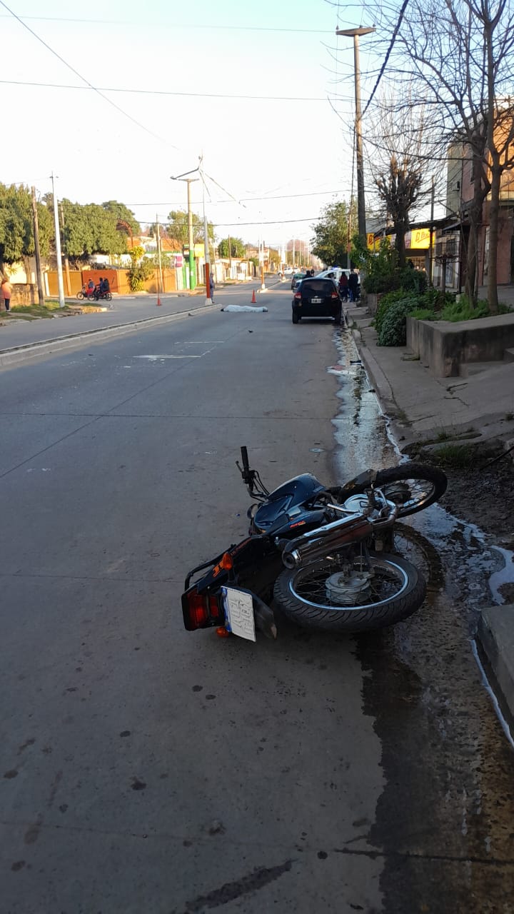 Fatal accidente en Resistencia: motociclista pierde la vida tras chocar contra un poste de luz