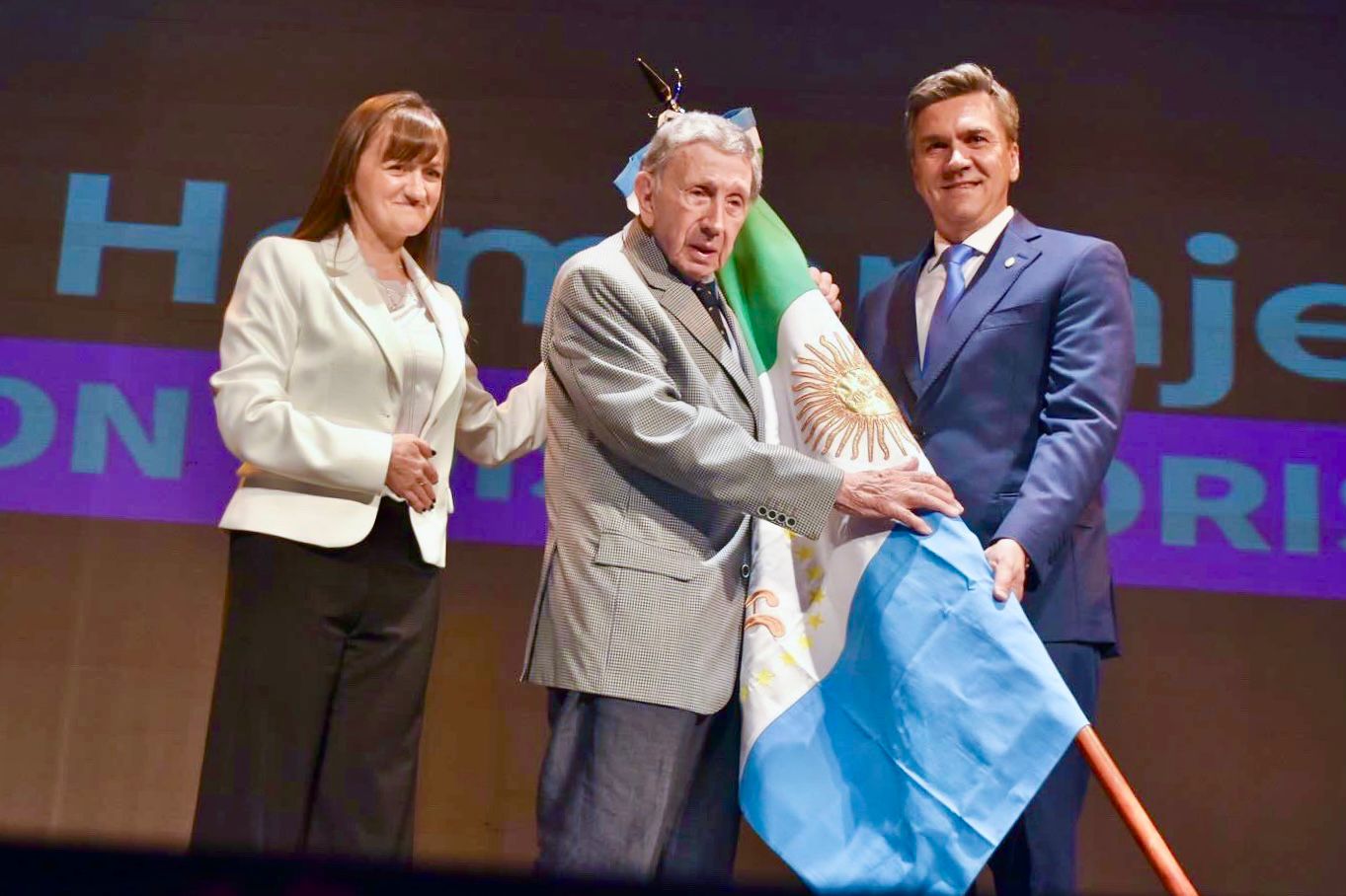 (Video) Día de la Bandera del Chaco: el gobierno provincial rindió homenaje y declaró Abanderado de la Provincia a don Luis Landriscina