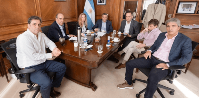 Gobierno anunció que negocia con empresas privadas para que «se hagan cargo de Aerolíneas Argentinas»