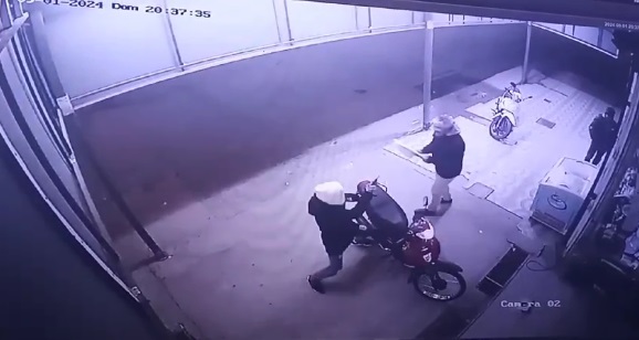 Asesinaron de un disparo a un hombre para robarle la moto sobre avenida Alvear