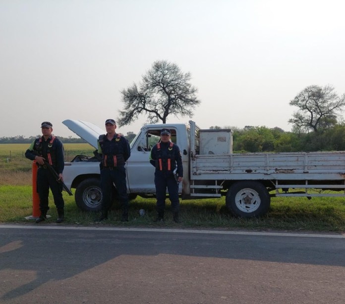 En dos controles ruteros hallaron una camioneta y carga irregulares