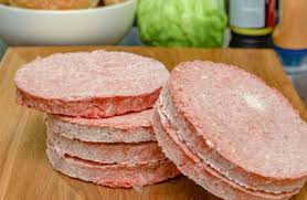 Un hombre murió tras intentar separar dos hamburguesas congeladas con un cuchillo