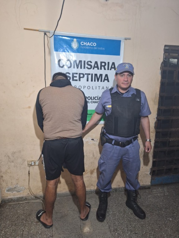 Apuntó con un arma al empleado de una estación de servicio, porque no le vendió nafta, ya que no llevaba casco