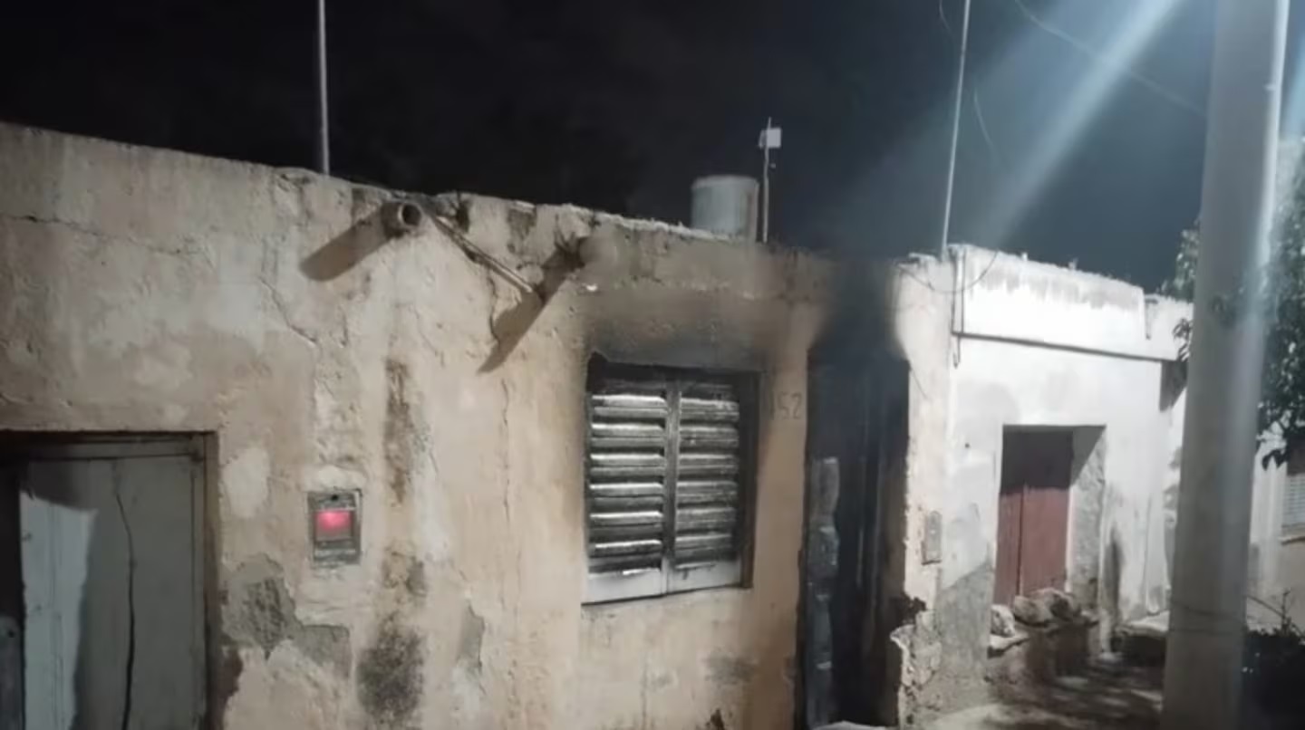 Explotó la batería del celular, se desató un incendio y una nena de 7 años y su madre están graves