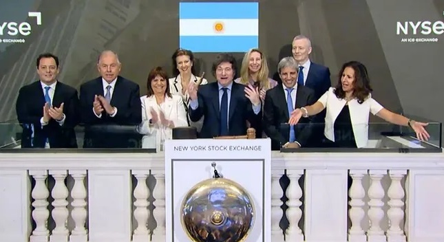 Javier Milei tocó la campana en Wall Street y abrió la jornada bursátil