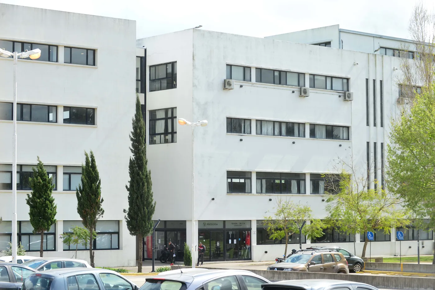 ¿Qué se sabe sobre el joven que murió en la Facultad de Psicología de la UNLP?