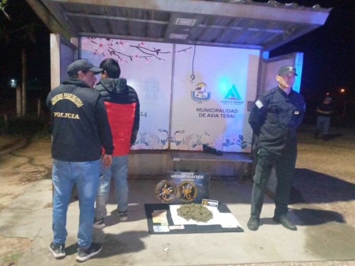 Napenay: iba caminando tranquilo, con más de medio kilo de marihuana