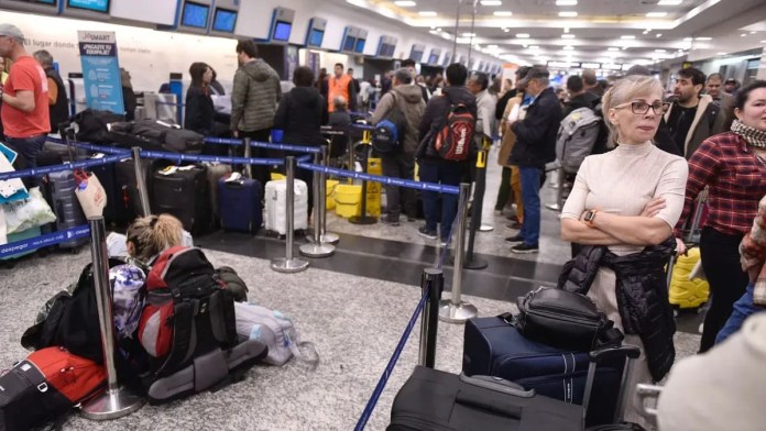 Rige el paro de gremios aeronáuticos en Aeroparque y Ezeiza: afecta 150 vuelos y 15.000 pasajeros