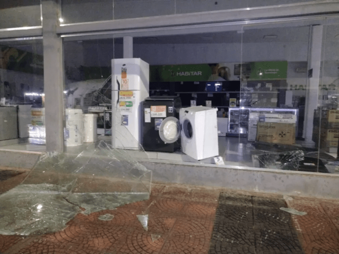 Fontana: destrozó la vidriera de un reconocido comercio y se robó una bicicleta