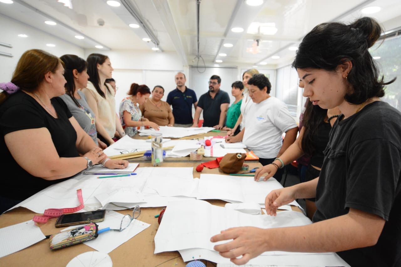 Educación, Municipalidad de Resistencia y la UNNE dieron inicio al taller de auxiliar textil