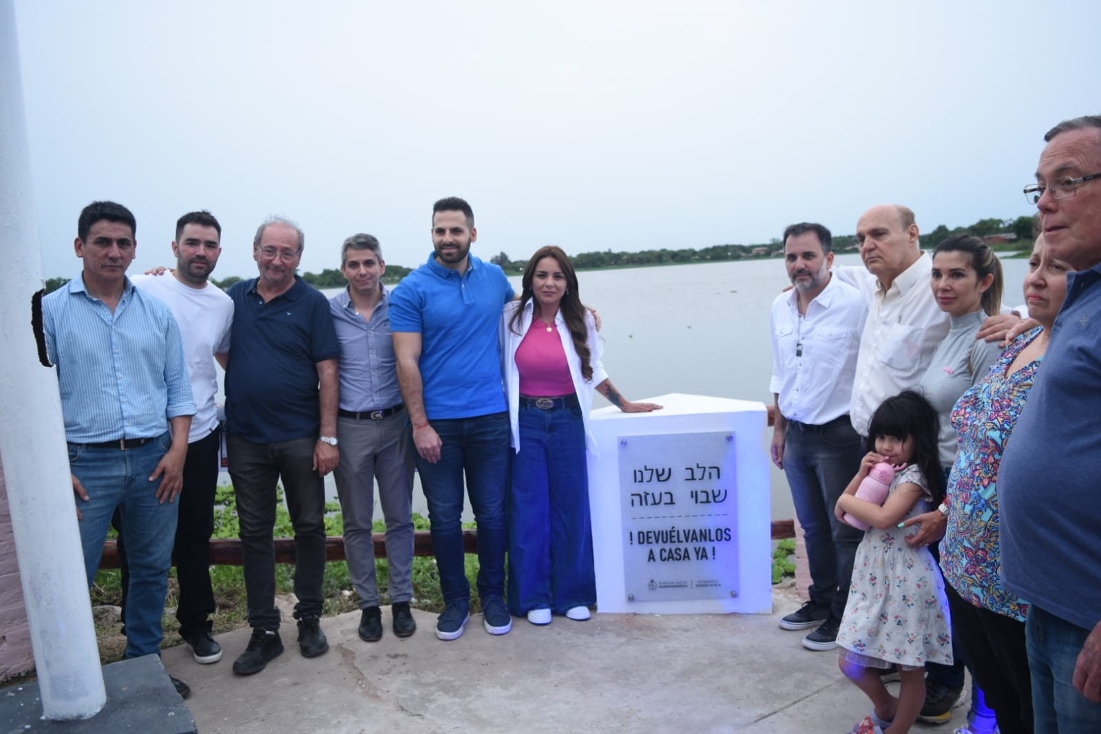 Barranqueras: junto a la Comunidad Israelita Magda Ayala descubrió la primera placa visualizando el pedido de la devolución de los secuestrados