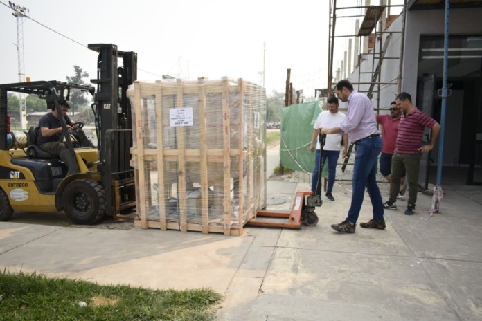 La UNCAUS recibió el reactor para duplicar la fabricación de repelentes que donó el pastor Dante Gebel