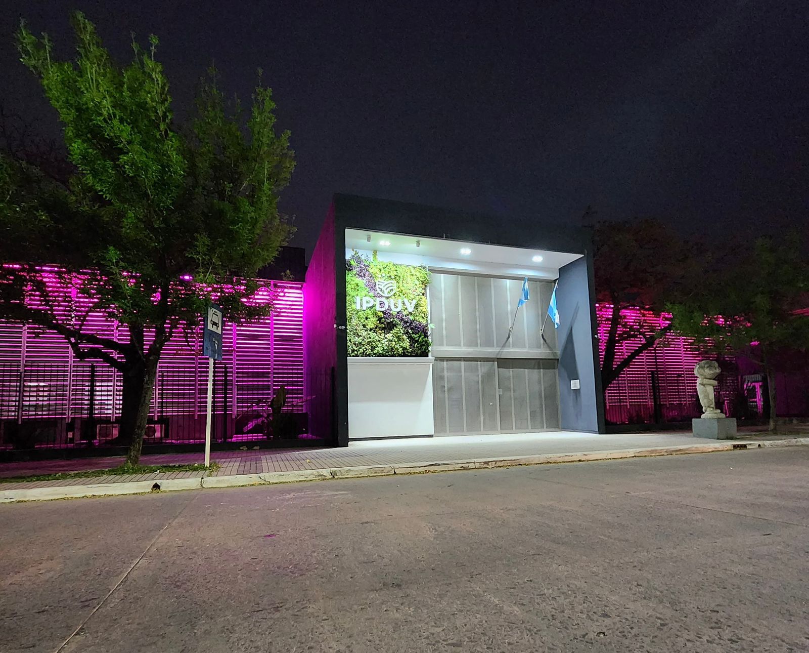 Cáncer de Mama:  durante el mes de octubre el edificio del IPDUV se ilumina de rosa