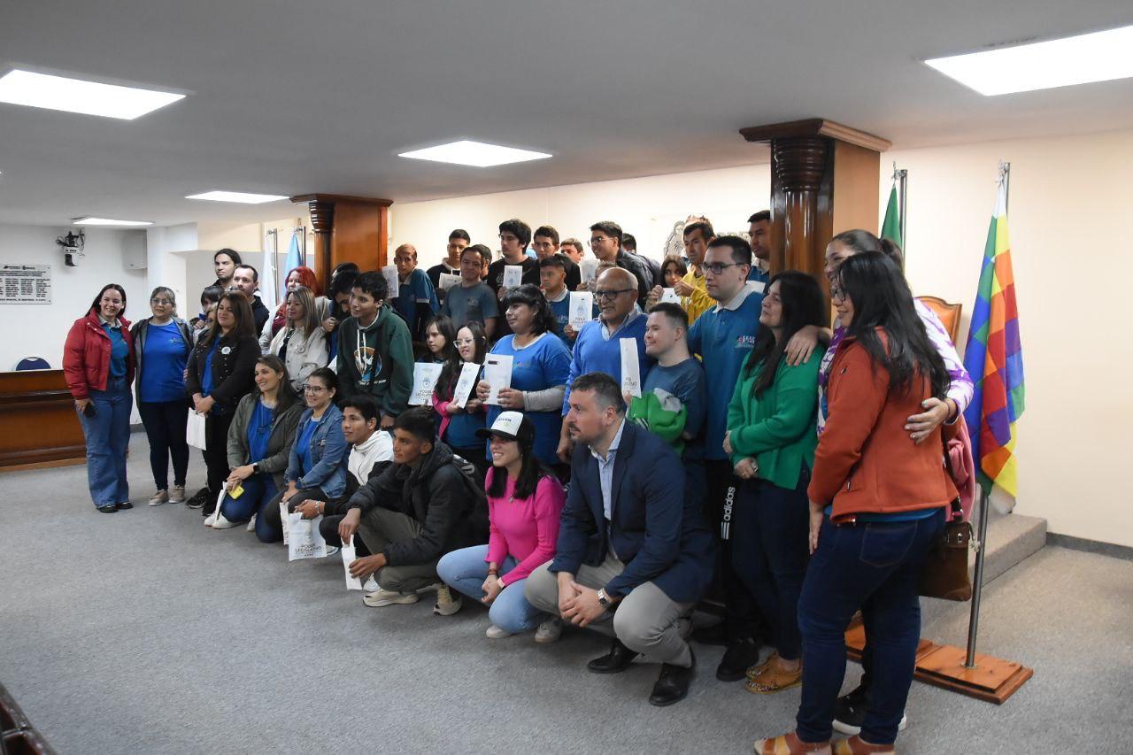 Alumnos de la UEGP 143 viajaron desde Sáenz Peña para compartir y aprender en la Legislatura sobre las leyes y la vida en democracia