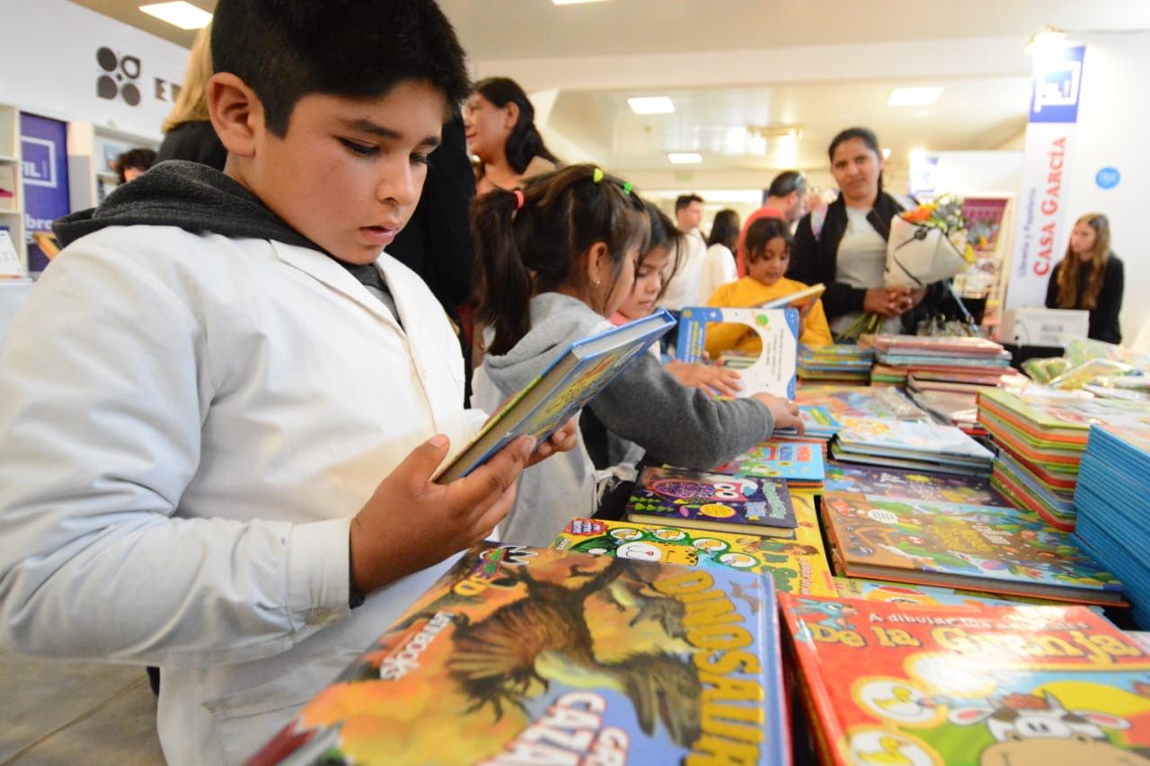 Estudiantes y docentes ya disfrutan de las propuestas del Ministerio de Educación en la FIL Chaco 2024