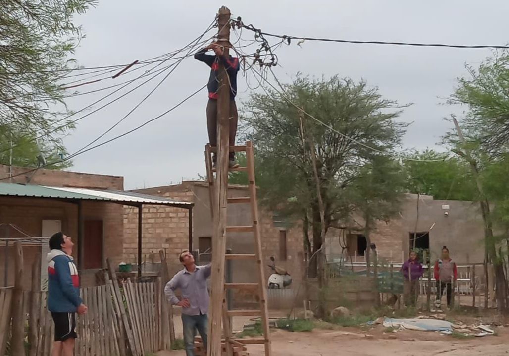 Castelli: SECHEEP elimina conexiones irregulares y mejora la red eléctrica en las Chacras 65 y 71