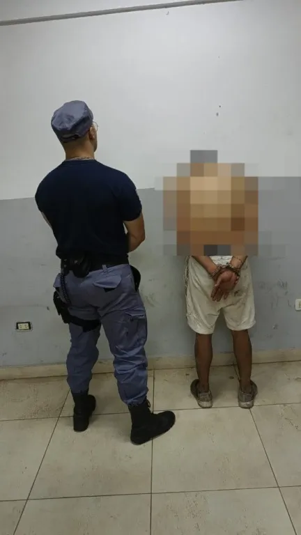 Se peleó con sus vecinos y disparó con una tumbera contra su vivienda: lo detuvieron